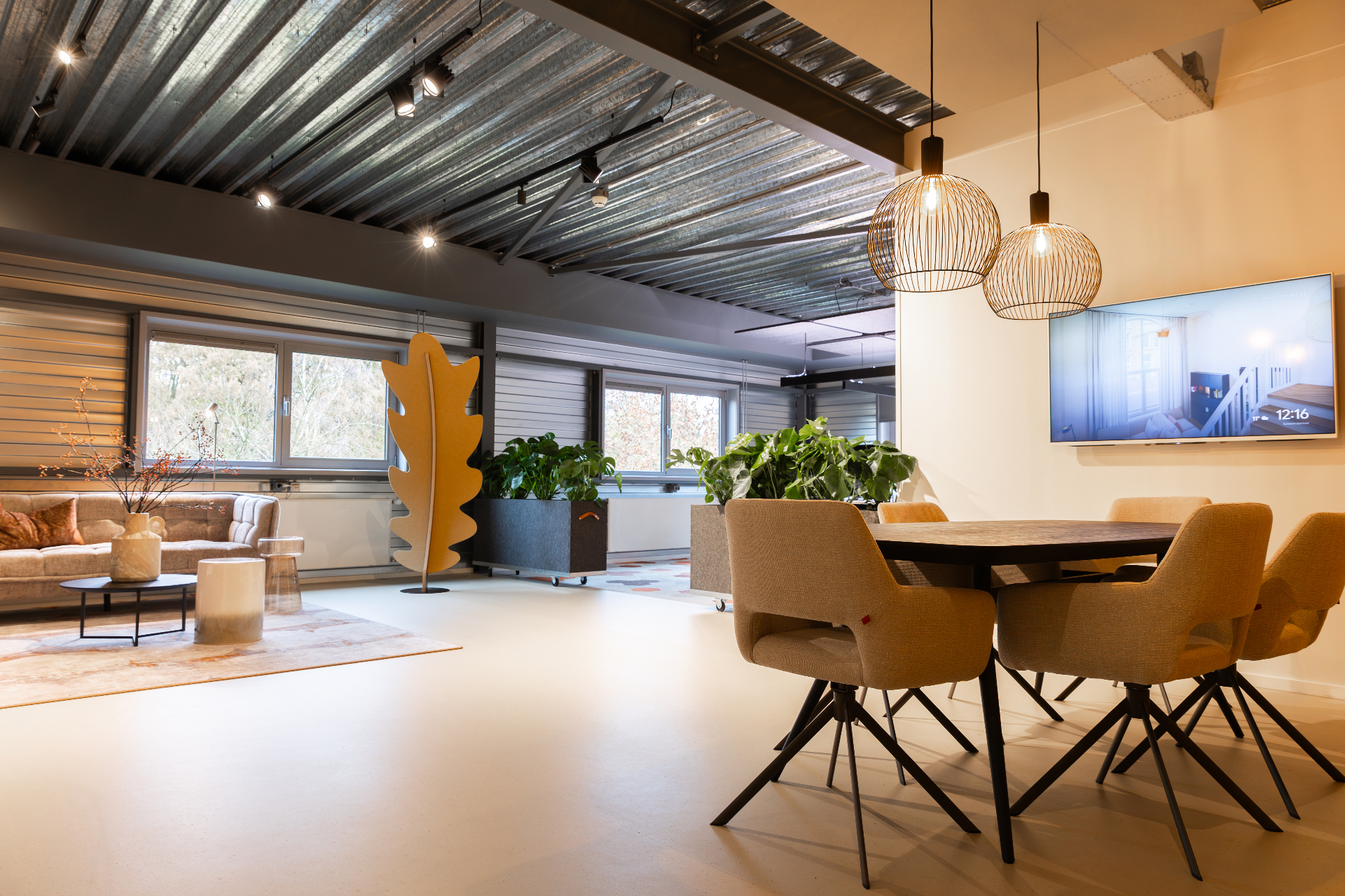 Lichte werkruimte met warme marmoleum vloer